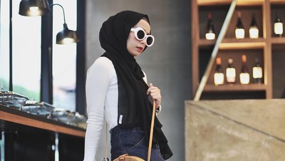 Foto: Inspirasi Bergaya dengan Tas Rotan yang Hits ala Hijabers