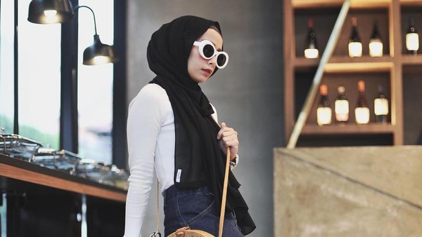 Foto: Inspirasi Bergaya dengan Tas Rotan yang Hits ala Hijabers