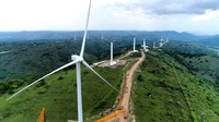 Proses pekerjaan saat ini adalah pemasangan baling-baling raksasa pada masing-masing menara setinggi 80 meter yang sudah lebih dulu dibangun. Pool/PLTB Sidrap.