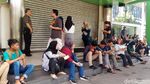 Antrean Panjang Berburu Barang Diskonan di Lotus
