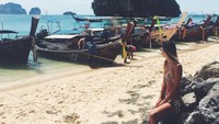 Saat berkunjung ke Thailand, Maria juga mengunjungi Krabi. Ikon batu di tengah laut dan jajaran perahu menjadi ciri khasnya (@mariajoseloral/Instagram)