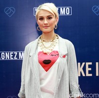 Fashion menurut Agnez tak perlu dikotak-kotakkan. What ever you feel comfortable wearing on that day that is what you should wear. Jadi apapun yang ngerasa nyaman ya itu yang dipakai, ungkap Agnez. Foto: Palevi S/detikHOT