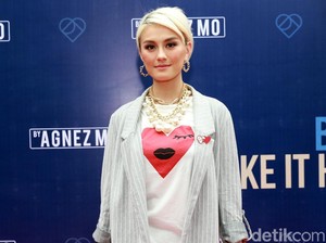 Top! Agnez Mo Sabet Penghargaan di MAMA 2017