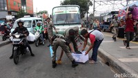Ada juga yang kabur dari kejara petugas dan terjatuh sambil membawa barang dagangannya.