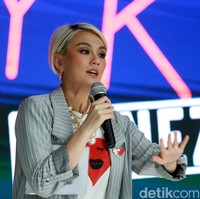Berawal dari kecintaannya pada dunia fashion sejak kecil serta dirinya yang kini tak memiliki banyak waktu ke mall membeli beberapa fashion item, setelah mendirikan fashion clothing Anye, Agnez Mo memujudkan kembali impiannya dengan mendirikan platform fashion yang bisa dijadikan mall digital. Foto: Palevi S/detikHOT