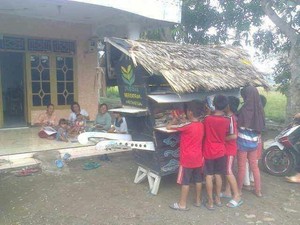 Sebar Virus Membaca, Robi Keliling Desa Pakai Pedati Pustaka