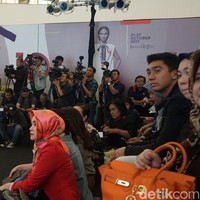 Daffa datang bersama ayahnya, Denny Wardhana, di acara yang digelar di Senayan City, Kamis (26/10/2017) sore itu. Mereka duduk di tengah para tamu. Foto: Daniel/Wolipop