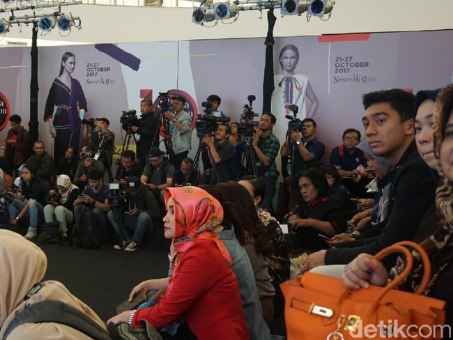 Daffa datang bersama ayahnya, Denny Wardhana, di acara yang digelar di Senayan City, Kamis (26/10/2017) sore itu. Mereka duduk di tengah para tamu. Foto: Daniel/Wolipop