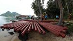 Tembus Hutan, Begini Perjuangan Melistriki Desa-desa di Natuna