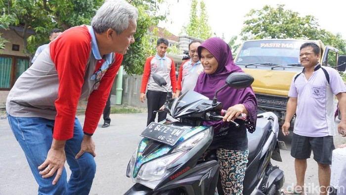 Ganjar Tolong Pemotor Wanita yang Tercebur di Selokan