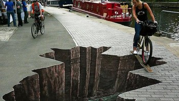 Lukisan 3D membuat seperti ada lubang menganga di jalanan. Foto: Imgur