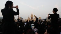 Diperkirakan ada 250 ribu orang yang hadir langsung menyaksikan prosesi terbesar seabad terakhir di Thailand ini. Foto: REUTERS/Athit Perawongmetha
