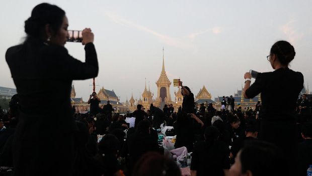 Ratusan ribu warga Thailand memenuhi area sekitar lokasi kremasi