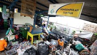 Pekerja memilah sampah berdasar jenisnya.