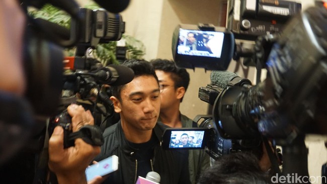 Jelang acara berakhir, Daffa langsung meninggalkan tempat. Ia juga berusaha menghindar dari awak media yang mengejarnya. Foto: Daniel/Wolipop