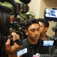 Jelang acara berakhir, Daffa langsung meninggalkan tempat. Ia juga berusaha menghindar dari awak media yang mengejarnya. Foto: Daniel/Wolipop