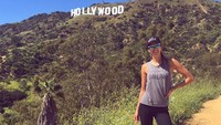 Papan Hollywood di Los Angeles pun tak luput dari kunjungan Maria. Kabarnya, Maria memang sempat tinggal di Los Angeles selama belasan tahun (@mariajoseloral/Instagram)