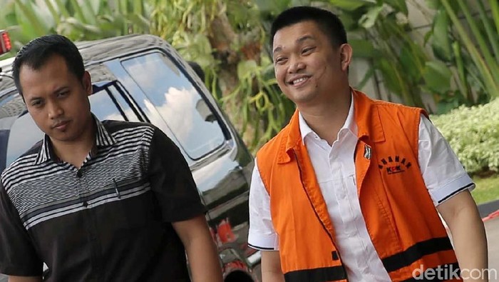 Anggota Komisi XI DPR dari Fraksi Partai Golkar Aditya Anugrah Moha bersiap menjalani pemeriksaan di gedung KPK, Jakarta, Kamis (26/10/2017). Begini gayanya.
