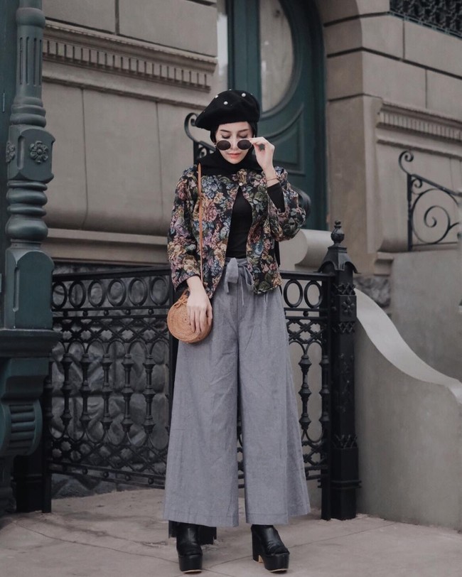 Tas rotan bisa dipadukan dengan gaya apa saja termasuk ketika memakai baju ramai motif seperti selebriti Instagram (selebgram) Aghnia Punjabi. Tas rotan bentuk bundar yang banyak disukai hijabers Indonesia. Foto: Dok. Instagram