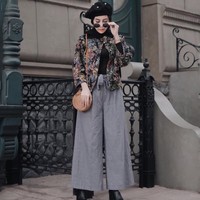 Tas rotan bisa dipadukan dengan gaya apa saja termasuk ketika memakai baju ramai motif seperti selebriti Instagram (selebgram) Aghnia Punjabi. Tas rotan bentuk bundar yang banyak disukai hijabers Indonesia. Foto: Dok. Instagram