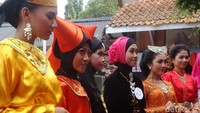 Para siswa mengiku lomba peragaan busana daerah.