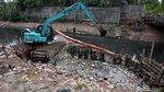 Sampah Busuk di Kali Grogol Dibersihkan