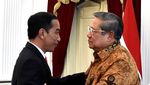 Foto: Senyum dan Santainya Obrolan Jokowi-SBY di Istana