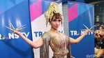Gaya Roro Fitria dengan Kuku Emasnya, Yay or Nay?