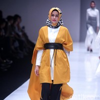 Koleksi terbaru Zaskia Sungkar dengan brand kosmetik Wardah yang mengangkat tema Hue Pops di Jakarta Fashion Week 2018. Senayan City, Jakarta, Minggu (22/10/2017). Foto: Mohamamd Abduh/Wolipop