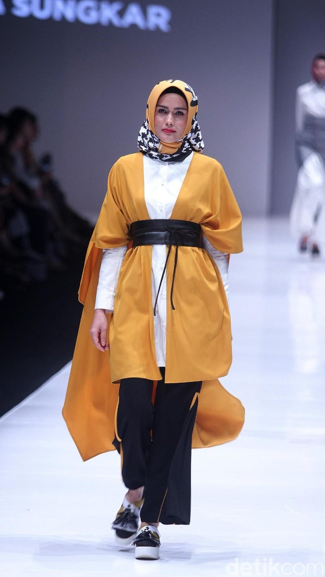 Koleksi terbaru Zaskia Sungkar dengan brand kosmetik Wardah yang mengangkat tema Hue Pops di Jakarta Fashion Week 2018. Senayan City, Jakarta, Minggu (22/10/2017). Foto: Mohamamd Abduh/Wolipop