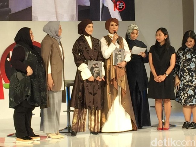 Di acara peluncuran buku itu, keduanya tampil kompak dalam balutan busana bernuansa coklat. Foto: Dok. Daniel Ngantung/Wolipop