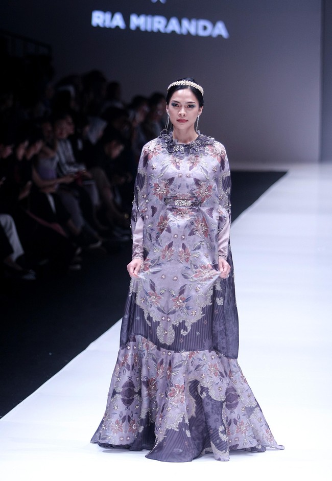 Fashion show koleksi busana terbaru Ria Miranda yang mengangkat tema Senjakala di Jakarta Fashion Week 2018, Senayan City, Jakarta, Minggu (22/10/2017). Foto: Mohammad Abduh/Wolipop