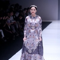 Fashion show koleksi busana terbaru Ria Miranda yang mengangkat tema Senjakala di Jakarta Fashion Week 2018, Senayan City, Jakarta, Minggu (22/10/2017). Foto: Mohammad Abduh/Wolipop