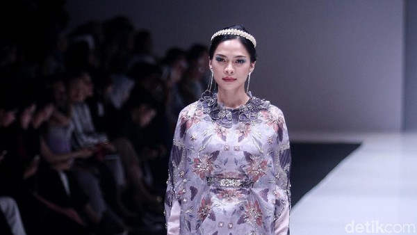 Foto: Cantiknya Koleksi Ria Miranda yang Terinspirasi Suasana Senjakala