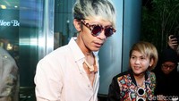 Aming pun terlihat menarik Evelyn. Pool/Ismail/detikFoto.