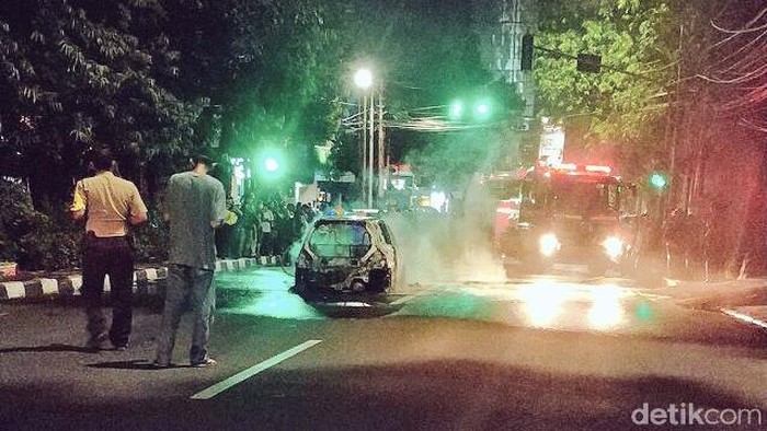 Mobil Terbakar di Kemang, Masih Ditangani Petugas
