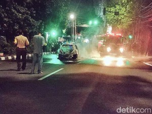 Mobil Terbakar di Kemang, Masih Ditangani Petugas