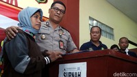 Penyerahan jenazah Surnah berlangsung pukul 20.10 WIB, di RS Polri, Jumat (27/10/2017).
