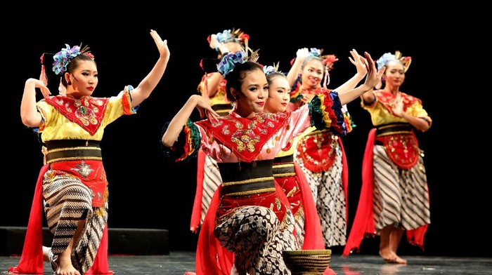 Pertunjukan Jakarta Dance Meet Up edisi ke menampilkan karya-karya dari lima komunitas, yaitu Alisa Soelaeman Dance Project, Dance Melayu Bangka Belitung (DMB), Indonesia Dance Theatre (IDT), Kelompok Insan Pemerhati Seni (KIPAS), Sanggar Tari Padurasa Tebet. 6 koreografer dari lima komunitas tersebut siap menampilkan karya terbaik mereka, kamis 26/10/2017 di Gedung Kesenian Jakarta.
(Foto : Eva Tobing)