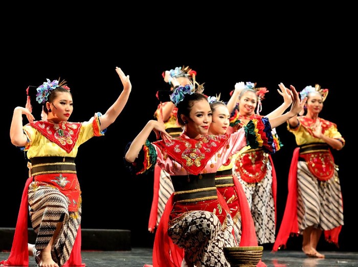 Pertunjukan Jakarta Dance Meet Up edisi ke menampilkan karya-karya dari lima komunitas, yaitu Alisa Soelaeman Dance Project, Dance Melayu Bangka Belitung (DMB), Indonesia Dance Theatre (IDT), Kelompok Insan Pemerhati Seni (KIPAS), Sanggar Tari Padurasa Tebet. 6 koreografer dari lima komunitas tersebut siap menampilkan karya terbaik mereka, kamis 26/10/2017 di Gedung Kesenian Jakarta.
(Foto : Eva Tobing)