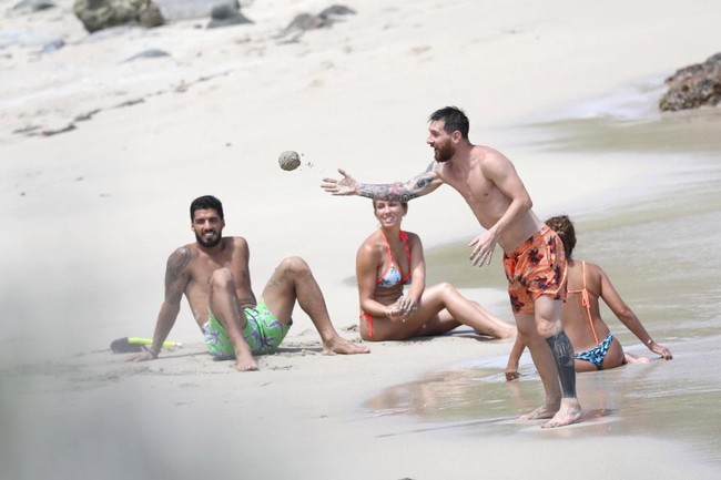 Lionel Messi yang kekayaannya melampaui Cristiano Ronaldo berdasarkan data Forbes 2018, bukan hanya bergaya casual tapi mewah dengan kaus. Saat bersantai di pantai, celana renang yang dipakainya pun tak murah. Messi pernah tertangkap kamera memakai celana pantai keluaran brand baju renang asal Prancis, Vilebrequin. Pesepakbola 30 tahun itu memakai celana oranye bermotif ikang cupang merah. Dilihat di situs belanja Harrods, celana pantai itu bernama Vilebrequin Fish Mahina. Celana berbahan polyester itu dijual seharga 180 poundsterling atau sekitar Rp 3,4 juta. Foto: Istimewa
