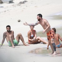 Lionel Messi yang kekayaannya melampaui Cristiano Ronaldo berdasarkan data Forbes 2018, bukan hanya bergaya casual tapi mewah dengan kaus. Saat bersantai di pantai, celana renang yang dipakainya pun tak murah. Messi pernah tertangkap kamera memakai celana pantai keluaran brand baju renang asal Prancis, Vilebrequin. Pesepakbola 30 tahun itu memakai celana oranye bermotif ikang cupang merah. Dilihat di situs belanja Harrods, celana pantai itu bernama Vilebrequin Fish Mahina. Celana berbahan polyester itu dijual seharga 180 poundsterling atau sekitar Rp 3,4 juta. Foto: Istimewa