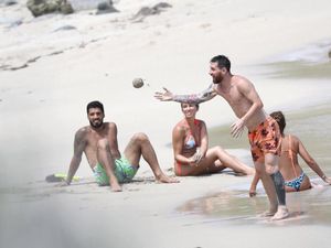 Intip Gaya Lionel Messi Pakai Celana Pantai Motif Ikan Cupang Rp 3 Jutaan