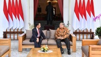 Obrolan di beranda ini disebut sebagai Veranda Talk.