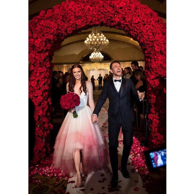 Model Lydia Hearst menggunakan gaun putih saat menikah. Namun model dan warnanya tidak biasa. Ia memilih gaun dengan gradasi warna pink dengan potongan asimetris karya Christian Siriano ketika dipersunting presenter Chris Hardwick. Foto: Instagram