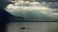 Nelayan tampak sedang berada di atas boat di Danau Leman