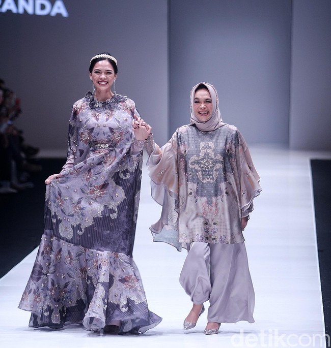 Fashion show koleksi busana terbaru Ria Miranda yang mengangkat tema Senjakala di Jakarta Fashion Week 2018, Senayan City, Jakarta, Minggu (22/10/2017). Foto: Mohammad Abduh/Wolipop