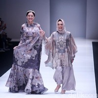 Fashion show koleksi busana terbaru Ria Miranda yang mengangkat tema Senjakala di Jakarta Fashion Week 2018, Senayan City, Jakarta, Minggu (22/10/2017). Foto: Mohammad Abduh/Wolipop