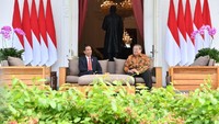 Jokowi dan SBY tampak tersenyum saat berbincang di beranda.