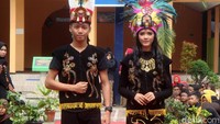 Peragaan busana yang menampilkan 24 pakaian adat Nusantara tersebut bertujuan agar para siswa mengenali pakaian-pakaian daerah yang ada di seluruh Indonesia.